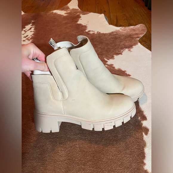 Quipid Boots 
size 8 - Picture 2 of 5